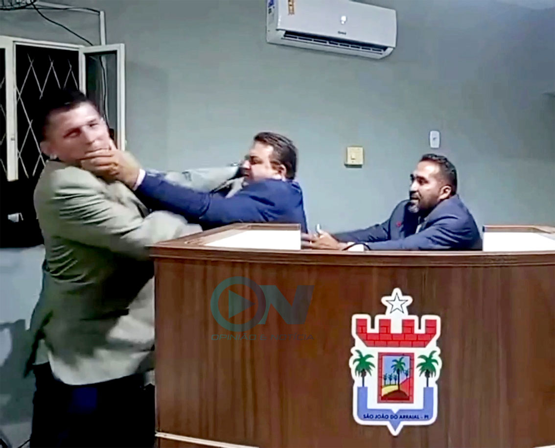 Vereadores vão aos tapas em sessão da Câmara de São João do Arraial
